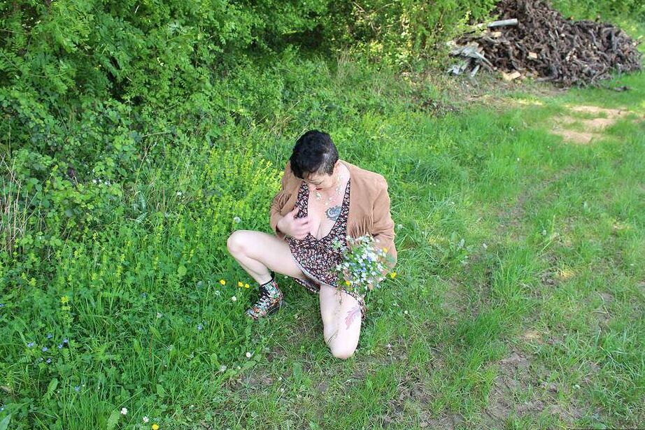 20P Older woman Mary Bitch picks a bunch of flowers while getting naked in a field