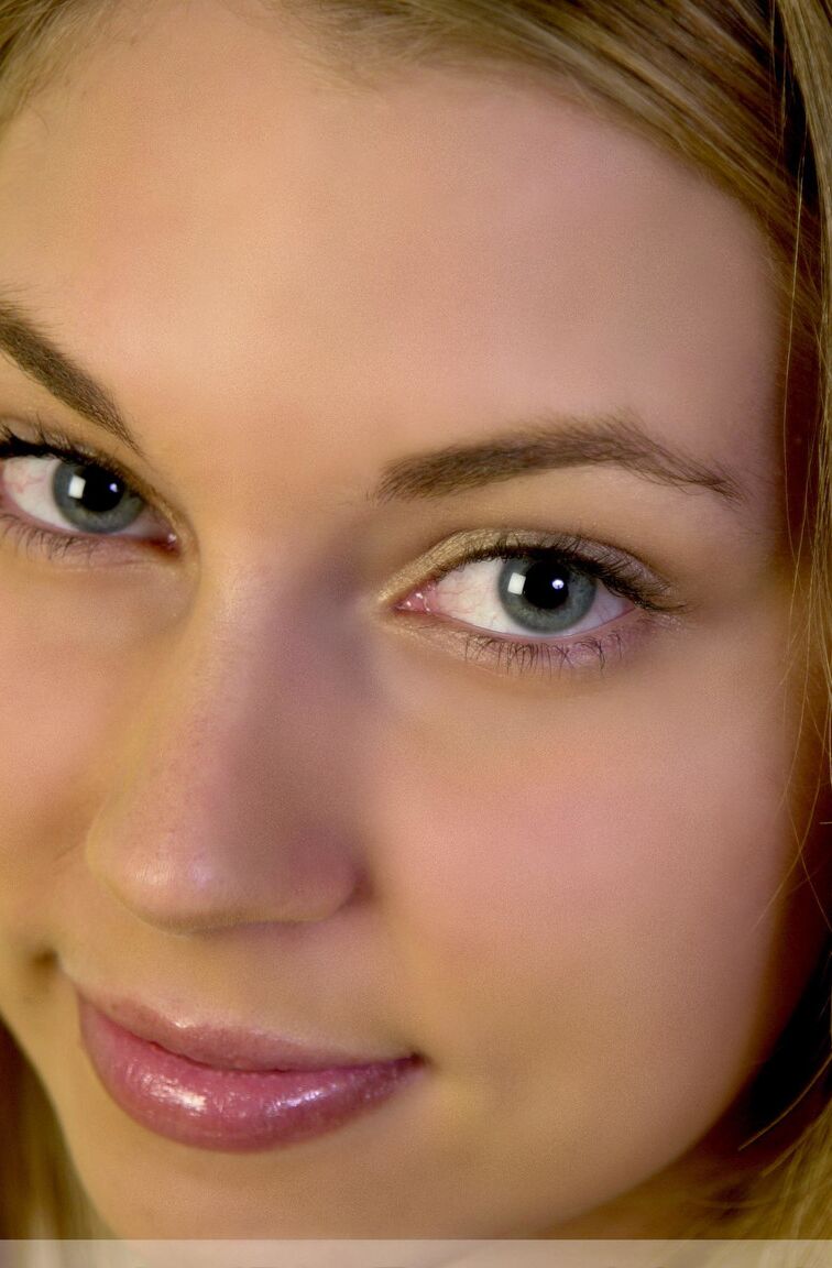 20P Teen first timer with a pretty face licks a nipples as she disrobes on bed