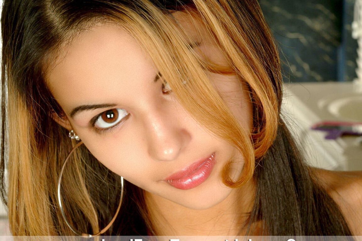 20P Pretty teen Baby lentamente fica completamente nua pela primeira vez