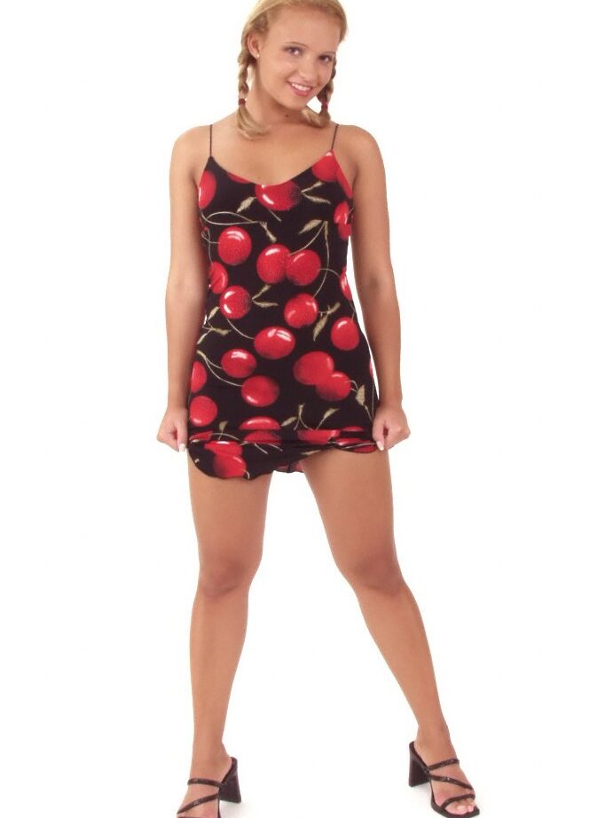 18P La blonde fraise Sweet Tiffany enlève une robe courte de manière sexy