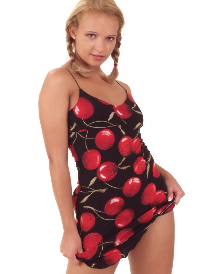 18P La blonde fraise Sweet Tiffany enlève une robe courte de manière sexy