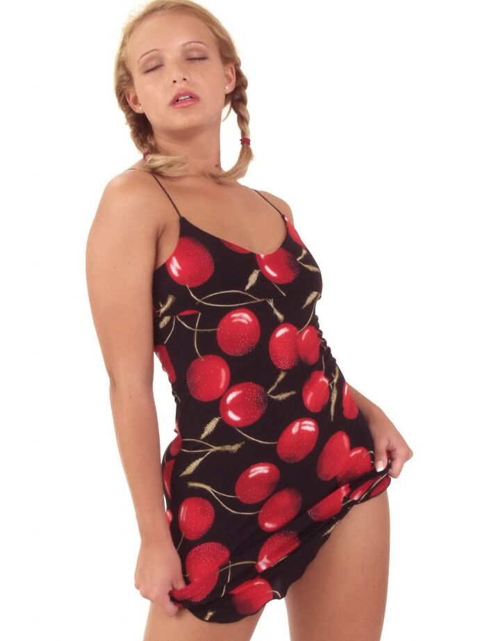 18P La blonde fraise Sweet Tiffany enlève une robe courte de manière sexy