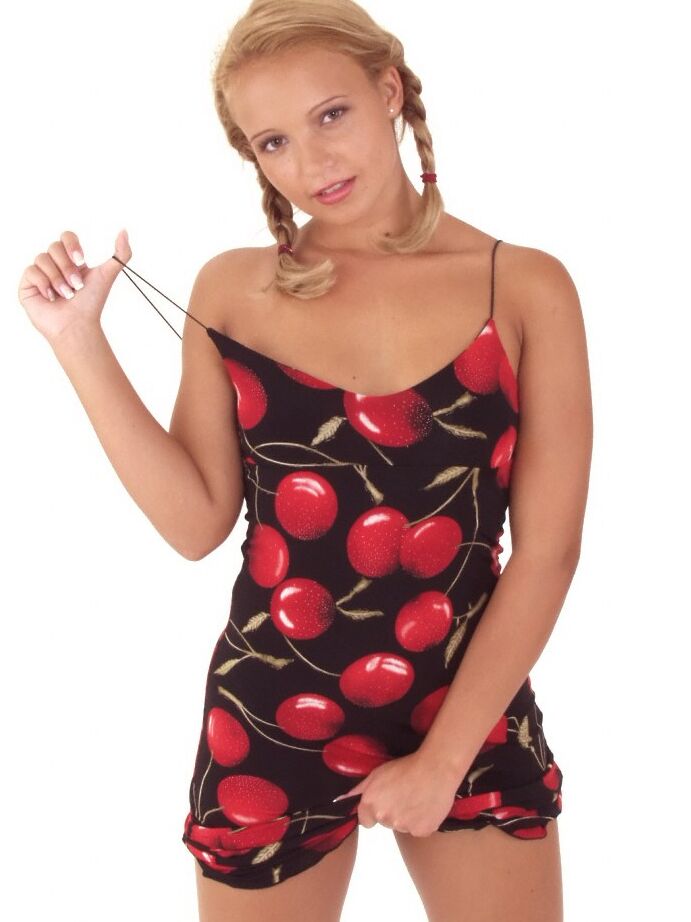18P La blonde fraise Sweet Tiffany enlève une robe courte de manière sexy