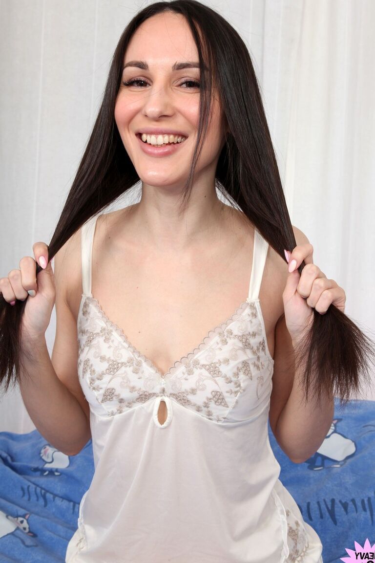 21P Doll Lilu4U stellt beim Casting ihre perfekten Füße und unschuldigen Löcher zur Schau