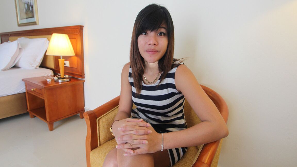 15P La jeune fille asiatique Lexi fait ses débuts sur un lit lors d'une action en POV