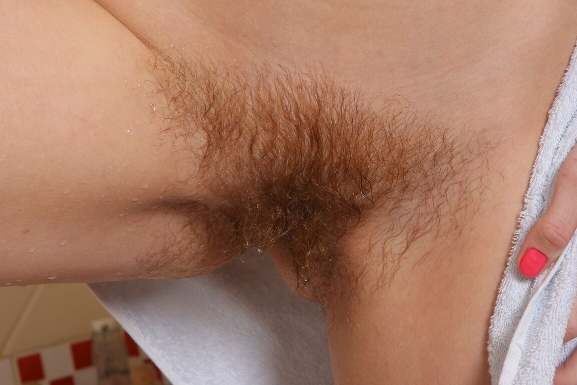 21P Das brünette Babe Tatum zieht ihren Bademantel aus und stellt ihren haarigen Muff in einer Wanne zur Schau