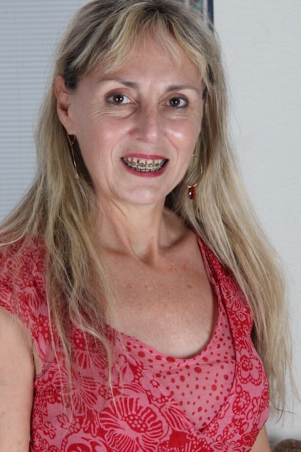 15P Sexy senhora madura Sophies acaricia seu castor molhado depois de um strip-tease travesso