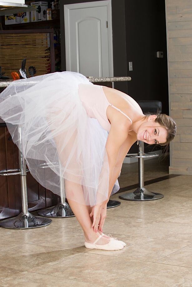 15P A adolescente amadora Aubrey Snow toca sua buceta rosa depois de tirar o traje de bailarina