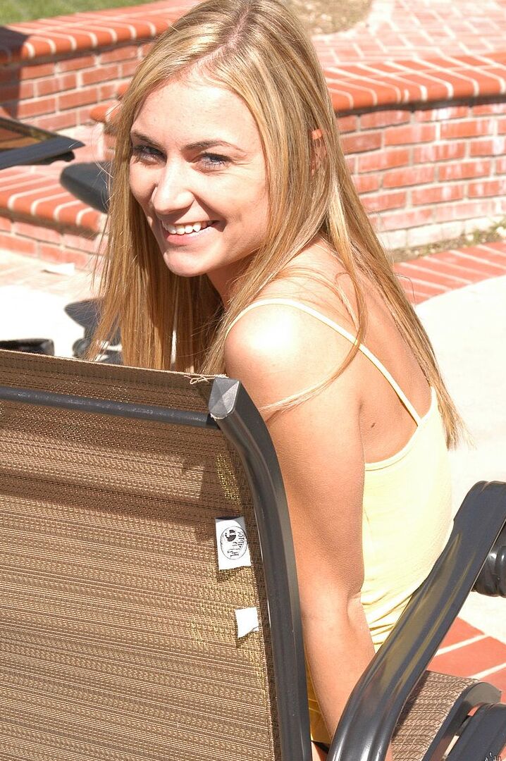 16P Tyler Stevenz, blonde débutante, modèle en solo avec et sans vêtements