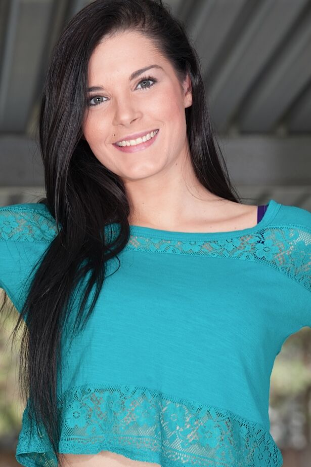 16P Amateur Teen Babe Nina Noxx vergisst Höschen und schätzt Fotze