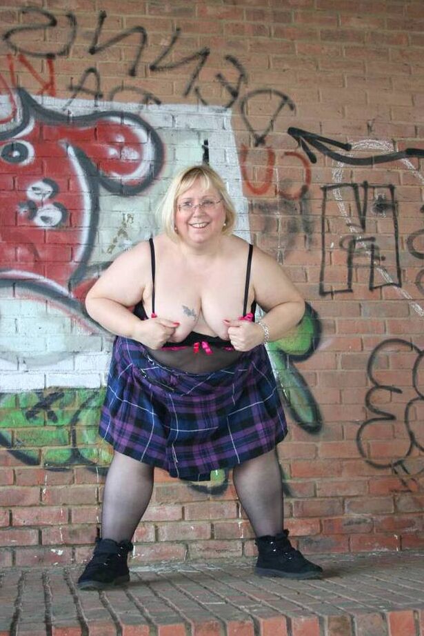 20P Lexie Cummings, une femme âgée et obèse, expose ses seins et sa chatte dans un parc public.