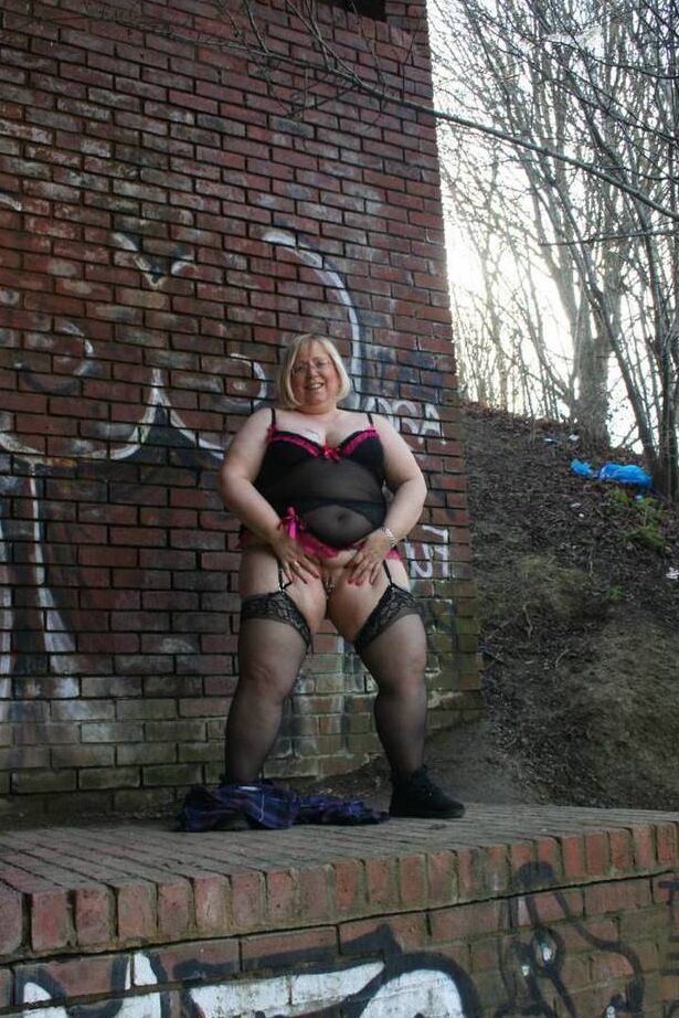 20P Lexie Cummings, une femme âgée et obèse, expose ses seins et sa chatte dans un parc public.