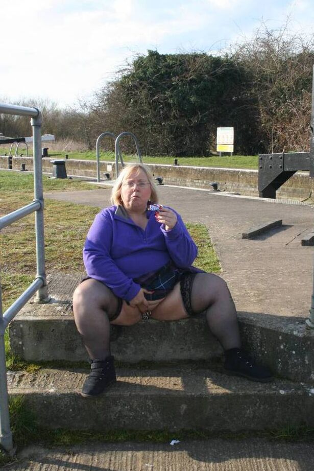 20P Lexie Cummings, une femme âgée et obèse, expose ses seins et sa chatte dans un parc public.