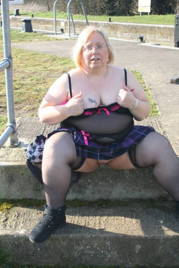 20P Lexie Cummings, une femme âgée et obèse, expose ses seins et sa chatte dans un parc public.