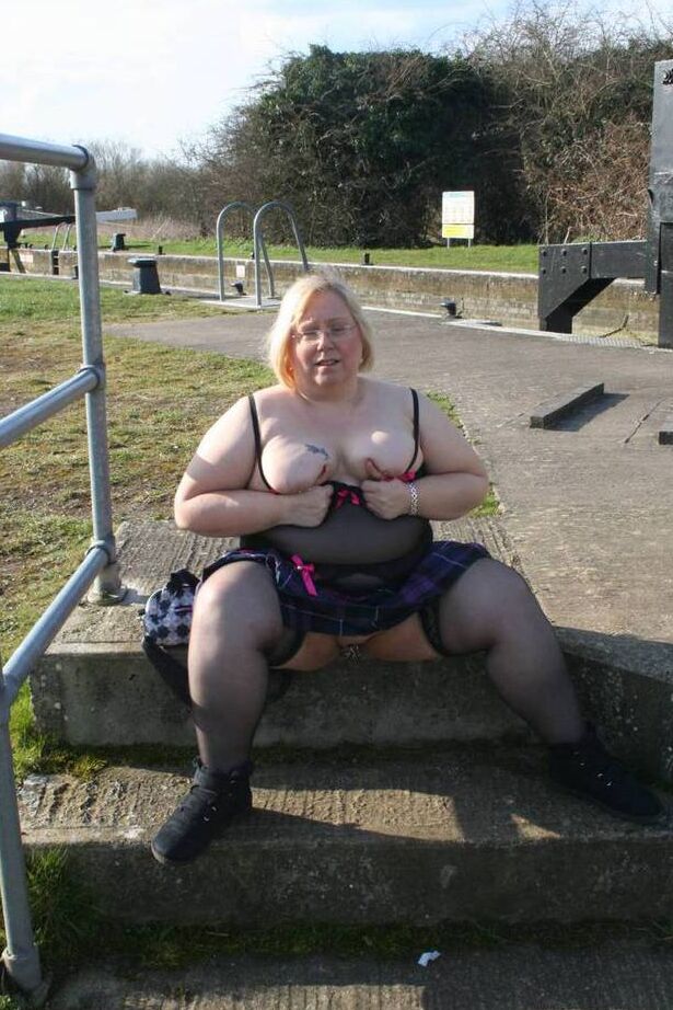 20P Lexie Cummings, une femme âgée et obèse, expose ses seins et sa chatte dans un parc public.