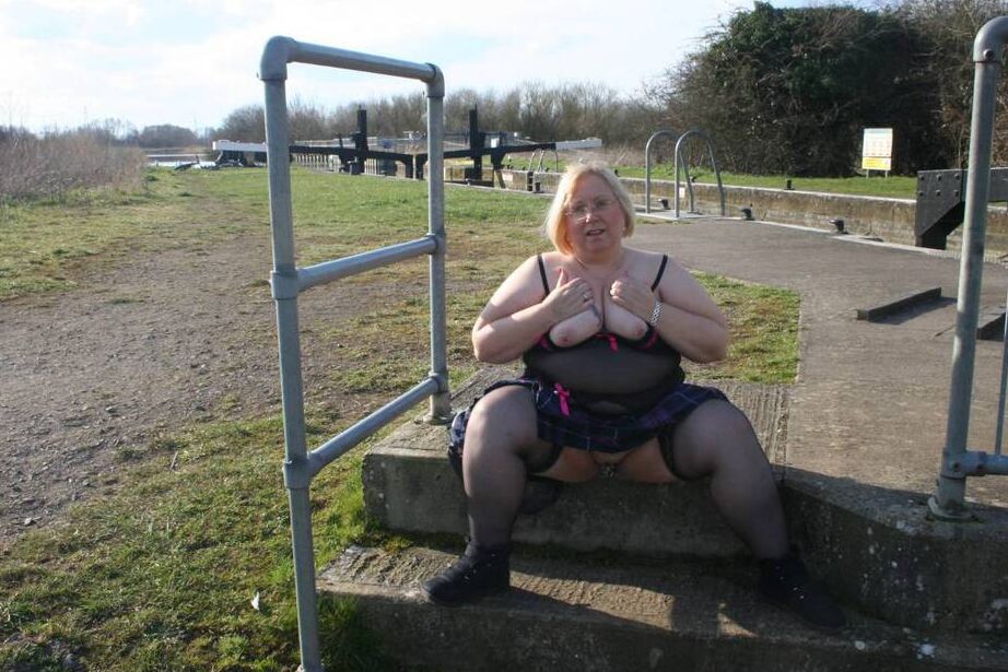 20P Lexie Cummings, une femme âgée et obèse, expose ses seins et sa chatte dans un parc public.
