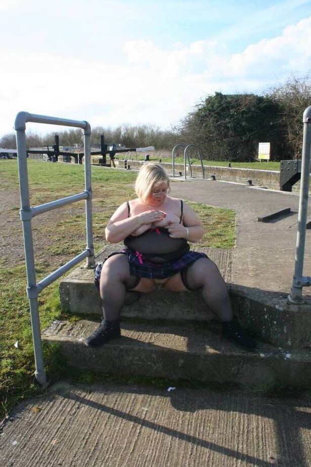 20P Lexie Cummings, une femme âgée et obèse, expose ses seins et sa chatte dans un parc public.