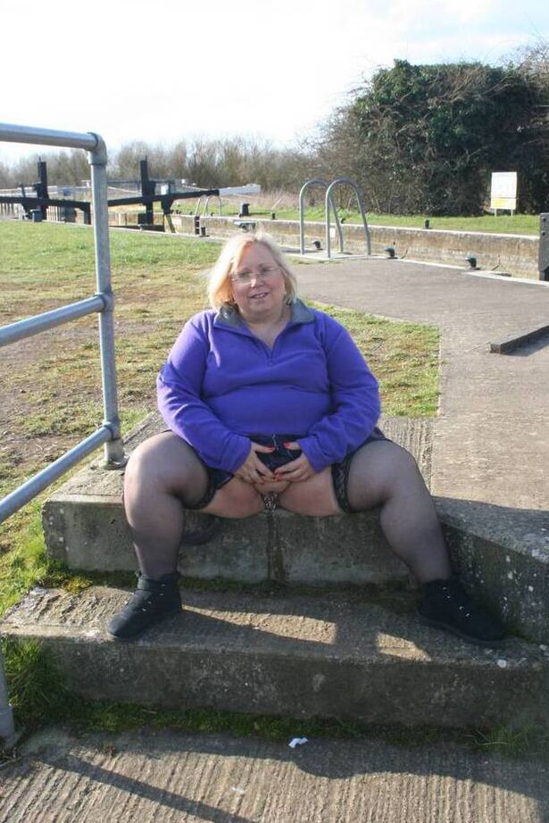 20P Lexie Cummings, une femme âgée et obèse, expose ses seins et sa chatte dans un parc public.