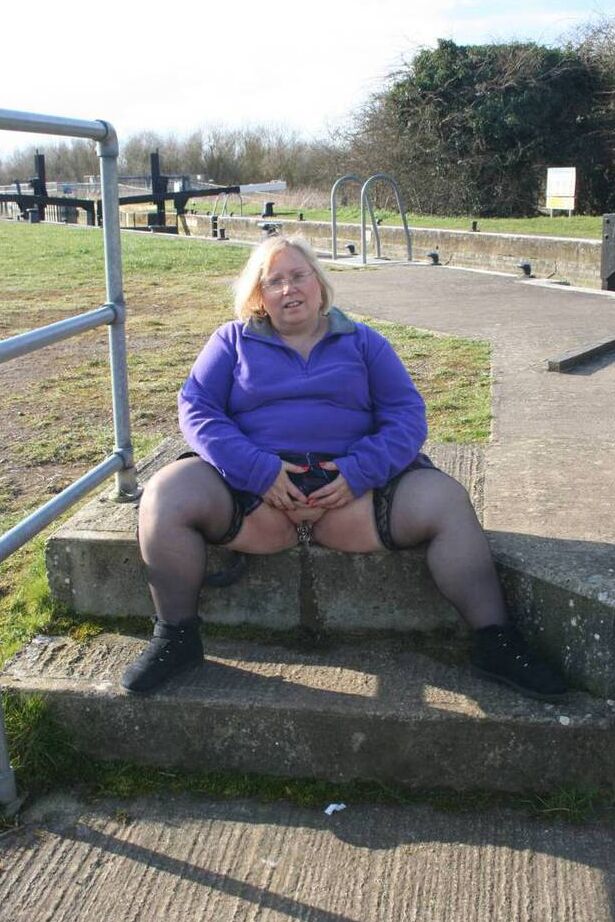 20P Lexie Cummings, une femme âgée et obèse, expose ses seins et sa chatte dans un parc public.