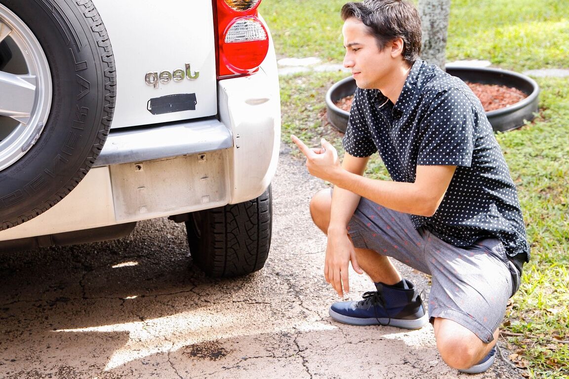 18P A agente magra e gostosa Tara Ashley mostra ao cliente de quatro rodas como ela anda off-road