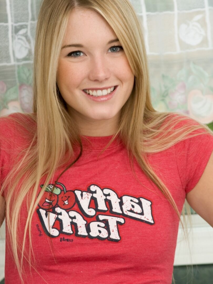 15P Adorable adolescente rubia acaricia su coño en la pista de aterrizaje en su debut como modelo desnuda
