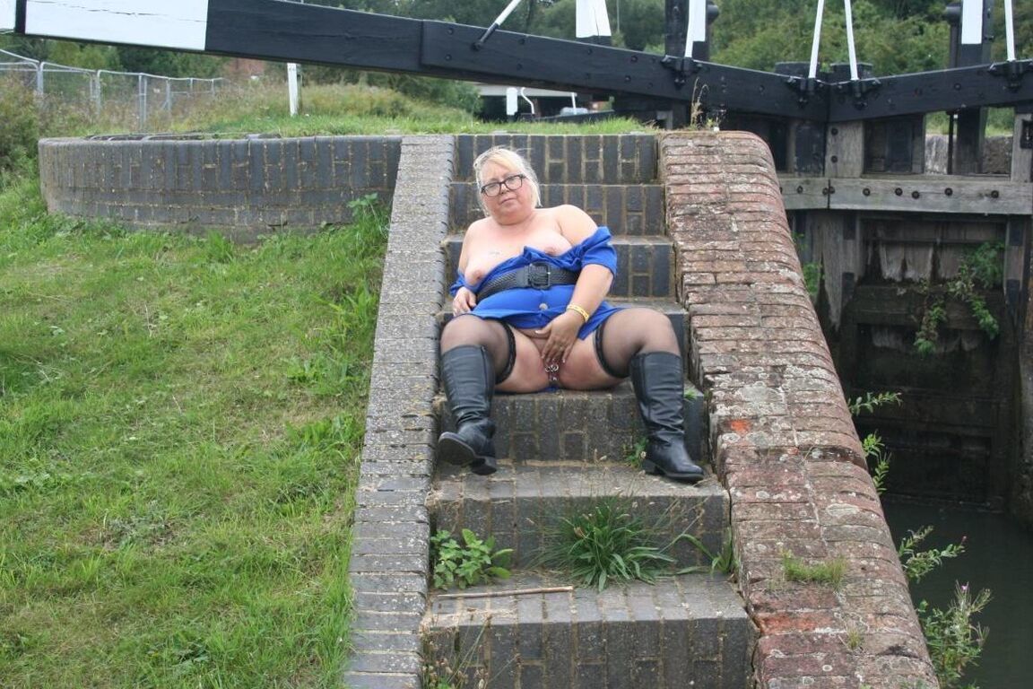 16P Loira BBW Lexie Cummings expõe seus peitos e buceta ao ar livre com botas