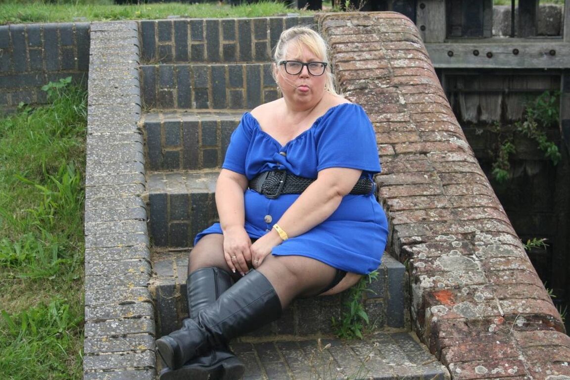 16P Loira BBW Lexie Cummings expõe seus peitos e buceta ao ar livre com botas