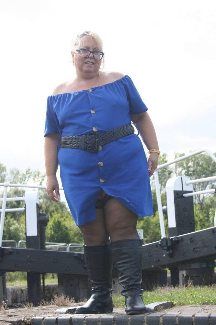 16P Loira BBW Lexie Cummings expõe seus peitos e buceta ao ar livre com botas