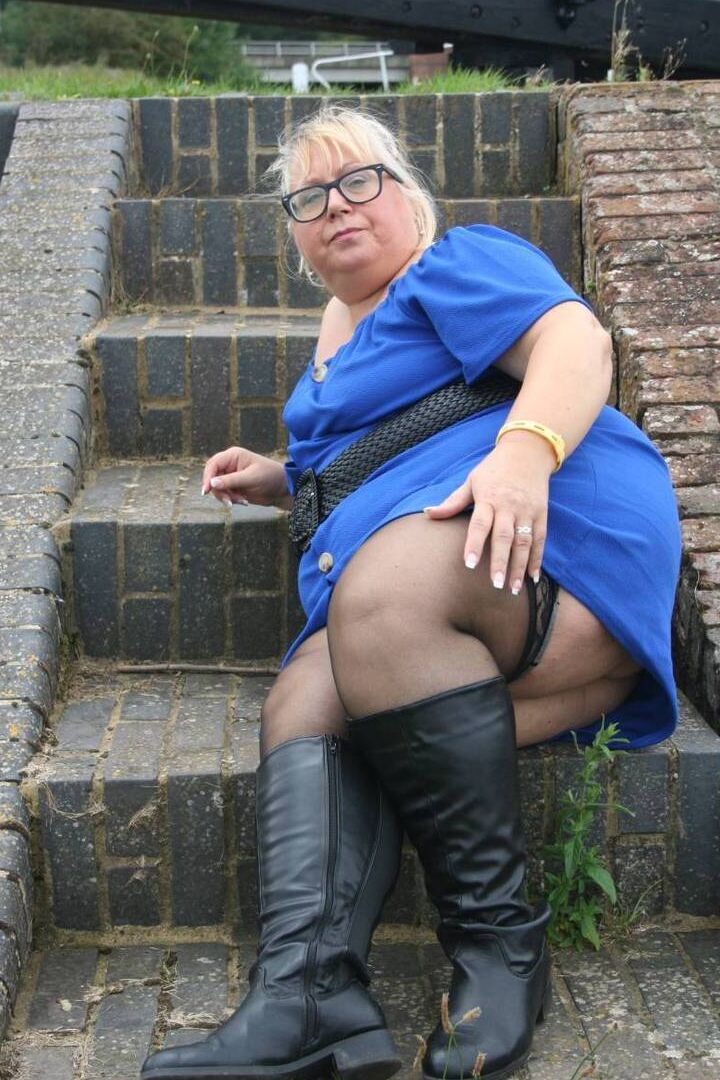 16P Loira BBW Lexie Cummings expõe seus peitos e buceta ao ar livre com botas