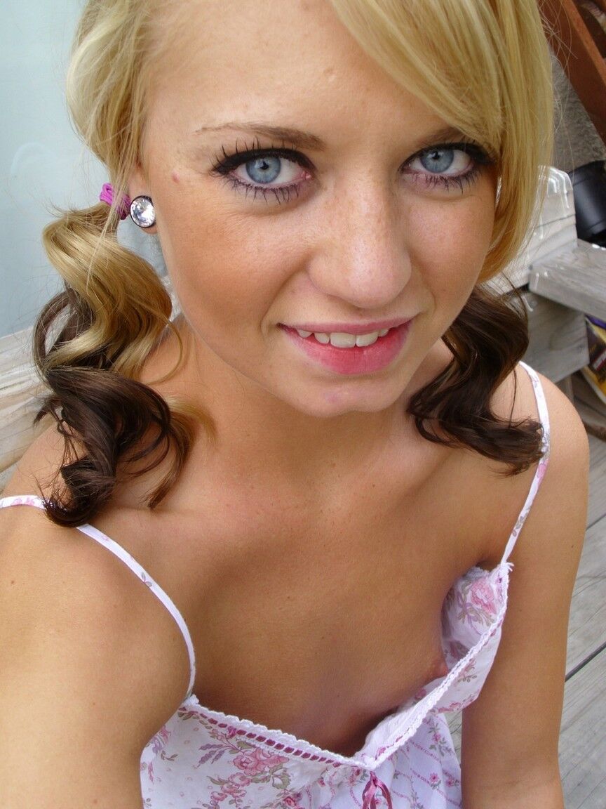 16P La linda rubia Tiff con coletas mostrando sus pequeñas tetas