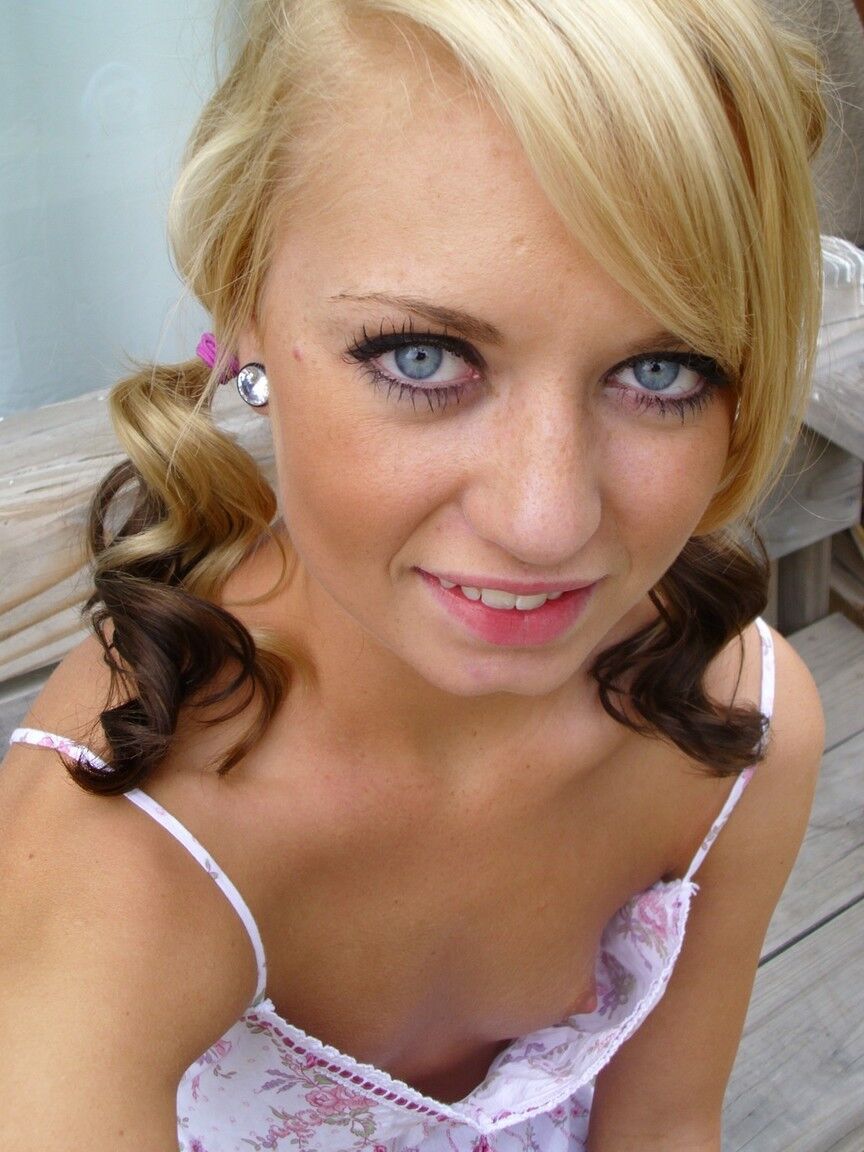16P La linda rubia Tiff con coletas mostrando sus pequeñas tetas