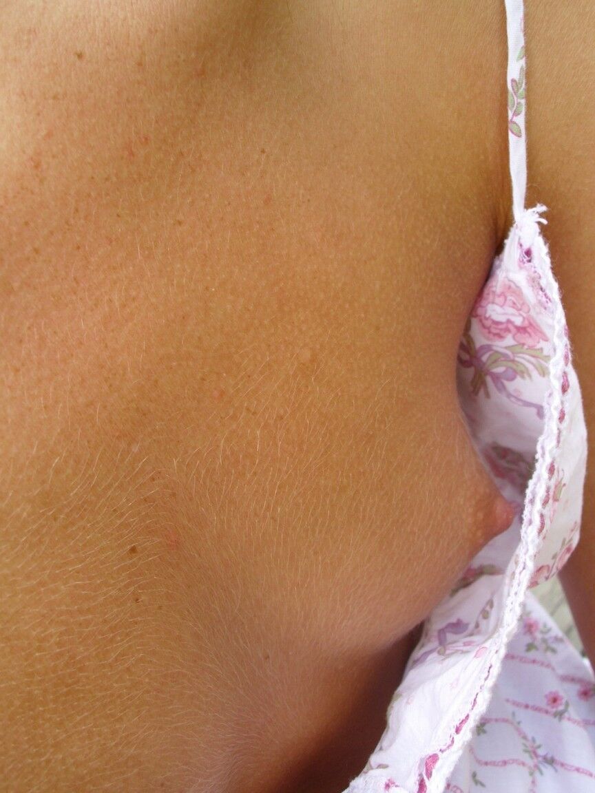 16P La linda rubia Tiff con coletas mostrando sus pequeñas tetas