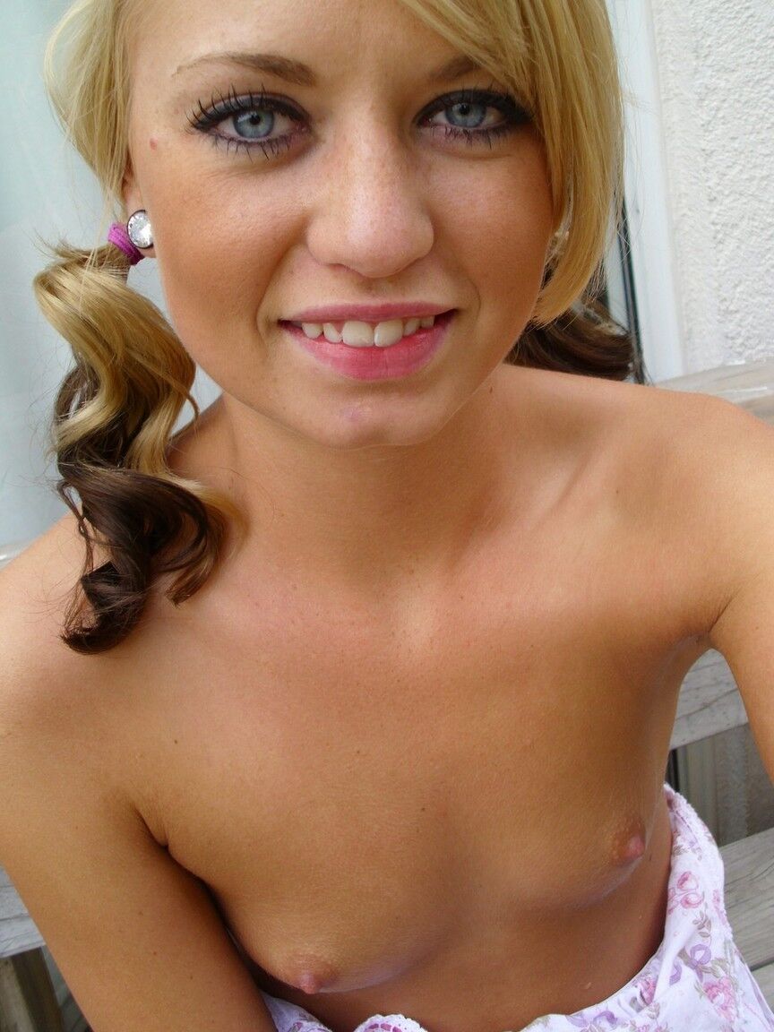 16P La linda rubia Tiff con coletas mostrando sus pequeñas tetas