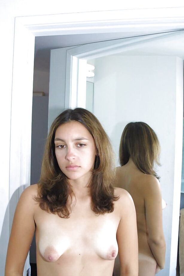 16P La sucia morena amateur Buffy abriendo su apretado y húmedo coño desnuda