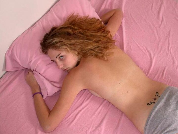 20P La pequeña adolescente Anne libera sus tetas bronceadas en su debut como modelo desnuda
