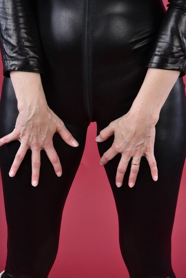 20P Modelo solista MILF caliente se desabrocha un catsuit para exponer sus tetas y sus botas twatin