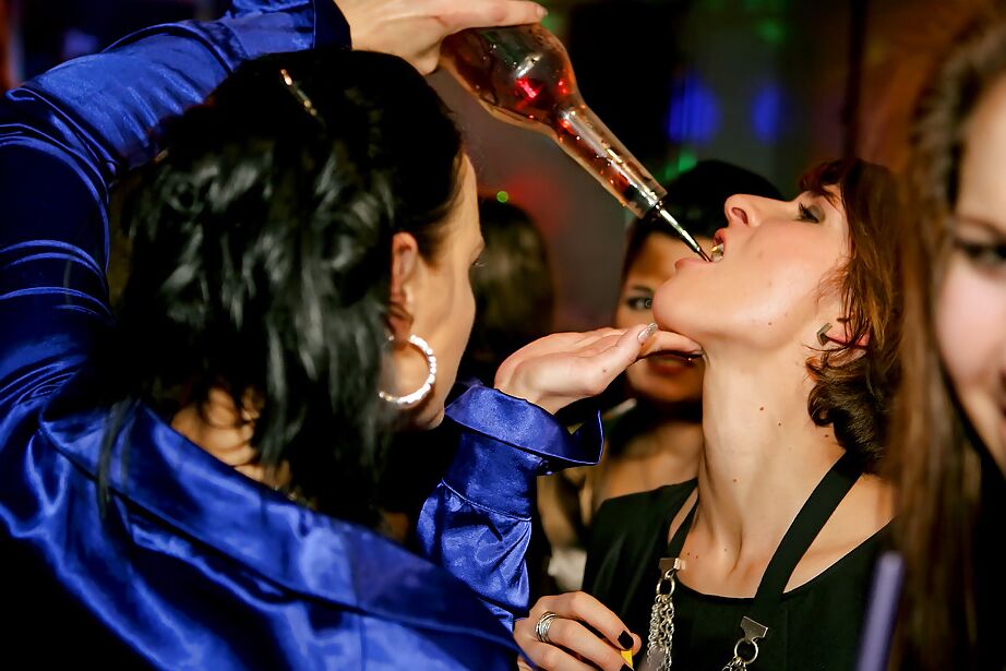 16P A megera imunda Gina Killmer passa um bom tempo na festa de sexo hardcore