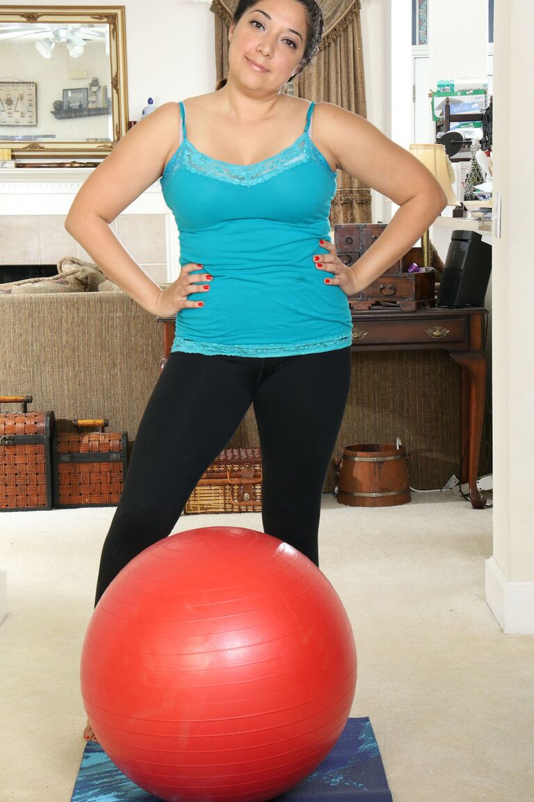 16P Over 30 plumper Kimberly Henessey gets totally naked while exercising