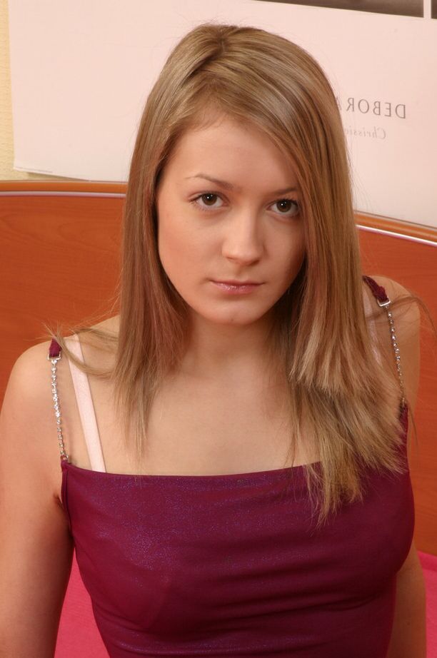 16P Versaute junge Blondine mit sexy Sohlen zieht sich aus und neckt ihre Vagina