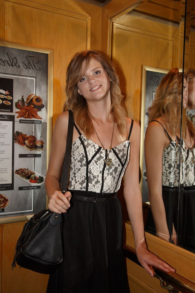 12P La jeune coquine Scarlett Dunne exhibe ses seins