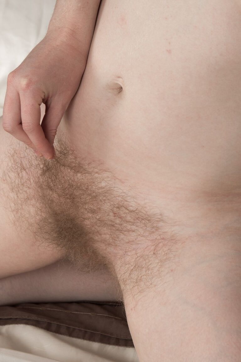 21P Loira Britânica Satine Spark brincando com seus longos pelos de buceta na cama