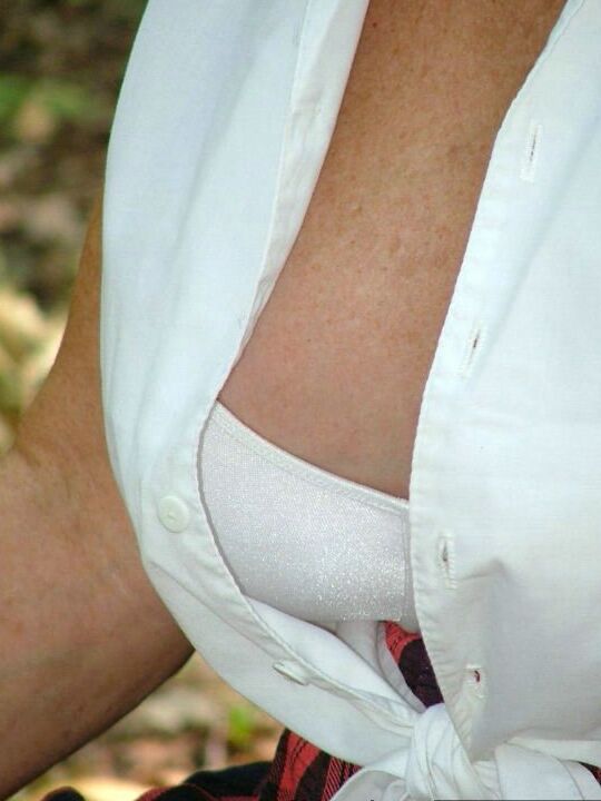 15P La vieille amatrice Adonna expose ses gros seins tout en portant des vêtements d'écolière