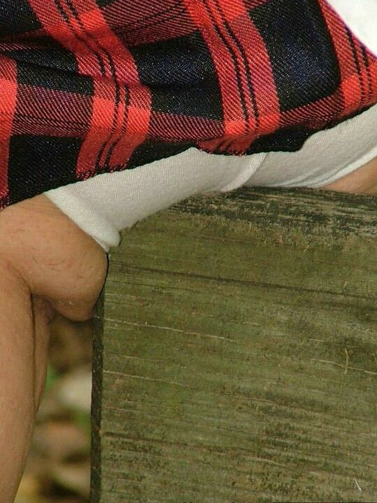 15P La vieille amatrice Adonna expose ses gros seins tout en portant des vêtements d'écolière