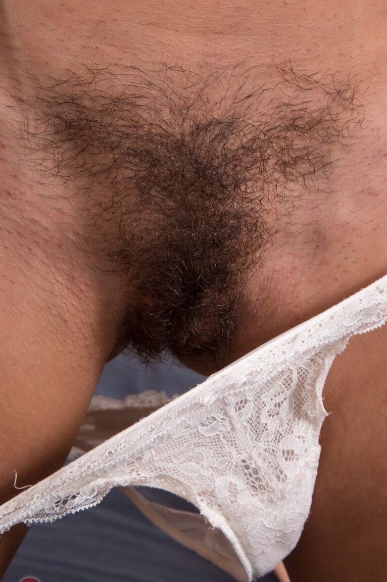 21P Esposa de cabelo rosa e vestido vermelho Lola expõe seu castor peludo e peitos pequenos