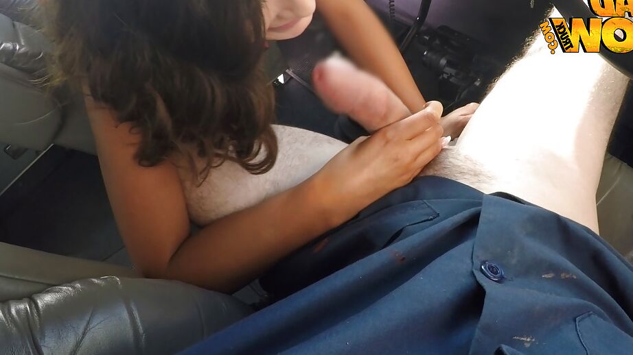 16P A morena amadora Kylie exibindo calcinha branca enquanto dá um BJ no carro