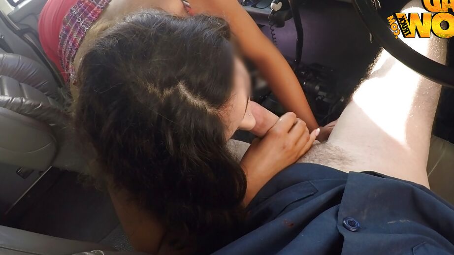 16P A morena amadora Kylie exibindo calcinha branca enquanto dá um BJ no carro