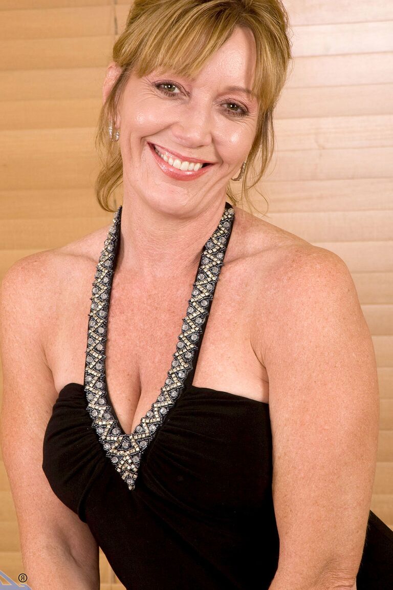 21P A esposa madura Samantha Stone expõe seus lindos seios e brinca com sua boceta