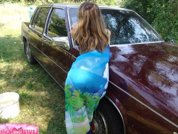 15P Une adolescente amateur se met complètement nue en lavant une voiture sur une pelouse de campagne