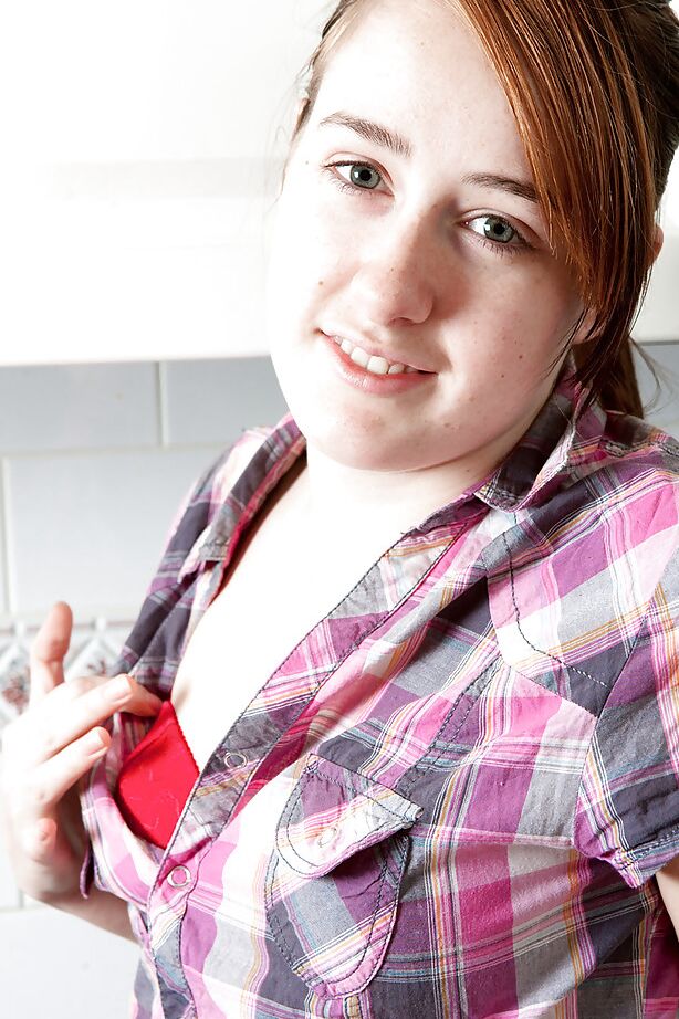 16P La chica amateur de 18 años Jemma M se desnuda para mostrar sus pequeñas tetas adolescentes