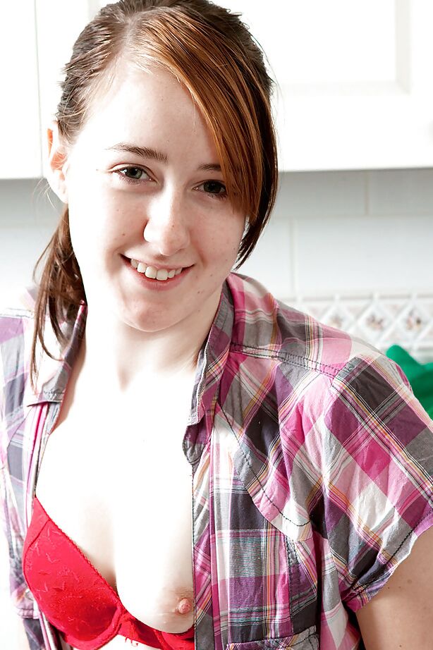 16P La chica amateur de 18 años Jemma M se desnuda para mostrar sus pequeñas tetas adolescentes
